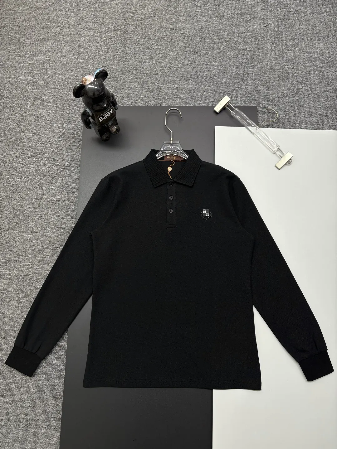 Loro Piana New Arrival embroidered long-sleeved Polo shirt. Original fabric. Official Same Style. Made of pure cotton pique fabric, customized in the same vat. It feels very comfortable and smooth. The version is very wide and stylish. Produced by the first-line brand Factory. Imported Behringer embroidery machine. The embroidery is full and textured. The collar rib is woven with imported yarn. It does not deform after long-term wear. The most New Arrival style in autumn and winter. Fashionable and individual. Super Versatile and good-looking. It is very suitable for both men and women. It is a must-have for everyone. Color: Black White Khaki Size: M-3XL